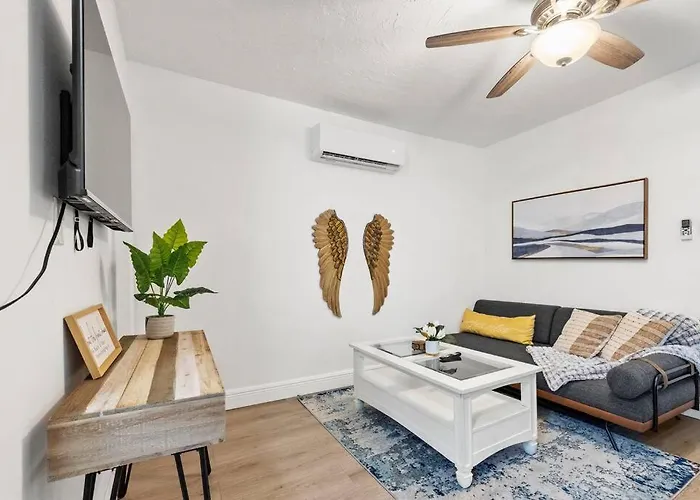 Intimate Casita Mia Minutes Away From Airport, Calle 8, Brickell, Coral Gables, The Beach And More!