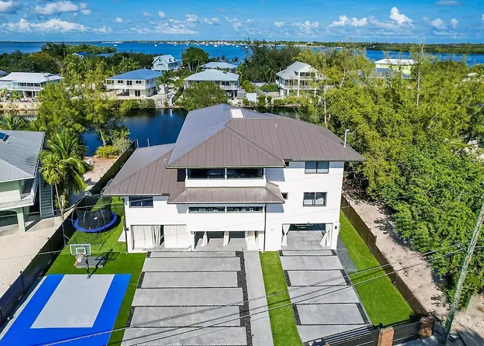Waterfront Luxe Pool, Hot Tub, Theater, Games And More